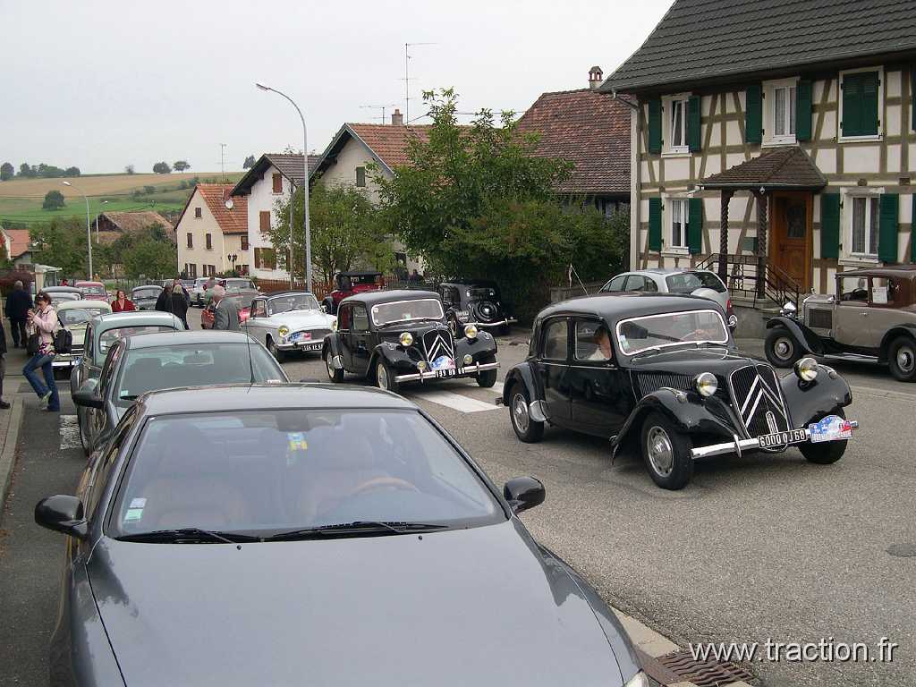 20080921 4 Muespach le H 02.jpg - 21/09/2008 - 68640 MUESPACH LE HAUTCLUB DE VƒHICULES ANCIENS D'ALSACE-MULHOUSE - CVAAM25�mes JOURNƒES EUROPƒENNES DU PATRIMOINEArrivŽe ˆ l'association des Arboriculteurs et Bouilleurs de Cru du Haut Sundgau
